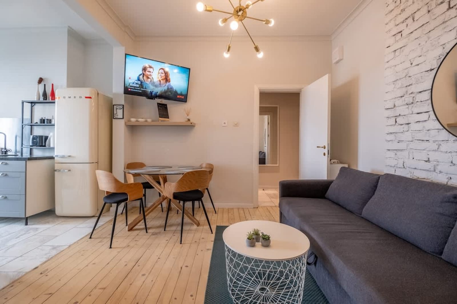 Spacious &amp; Central 2BR with Terrace, Cozy &amp; Modern - Cover Photo