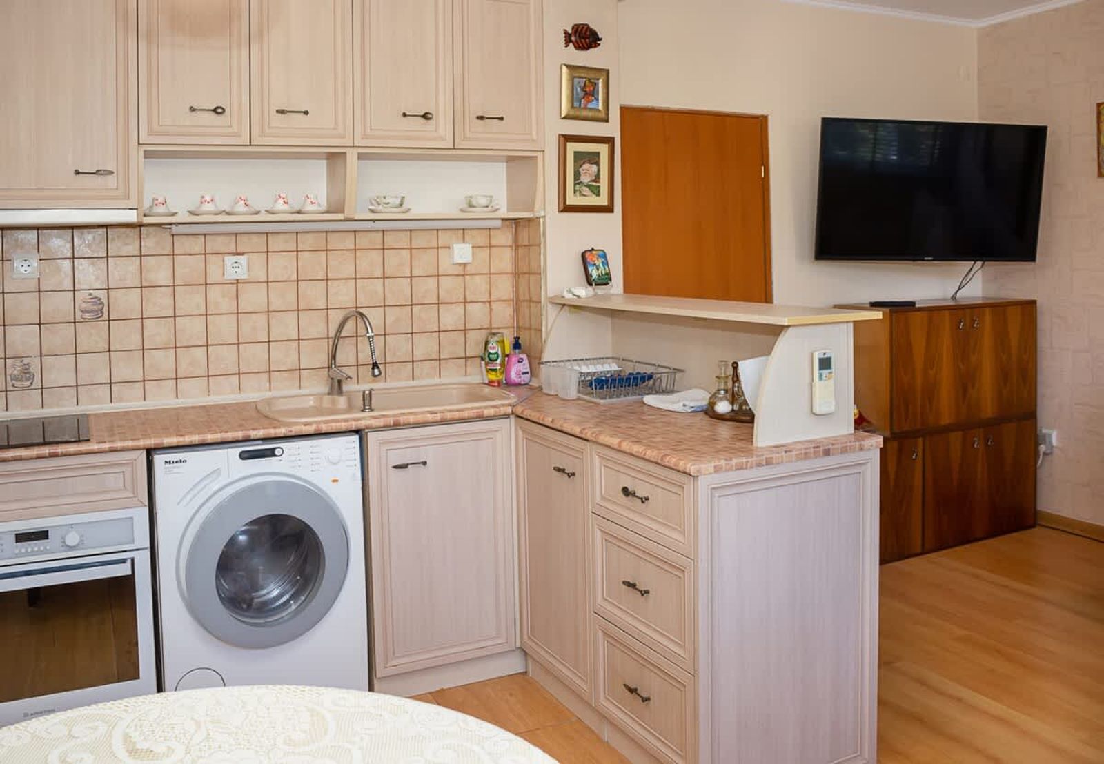 Cozy 1BD Apartment with Free Parking in the Area - Photo 8