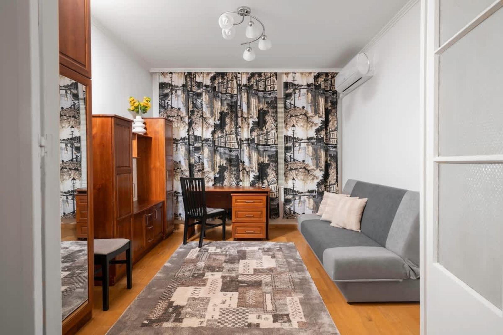 1BD flat with Desk on Russian Monument Square - Cover Photo