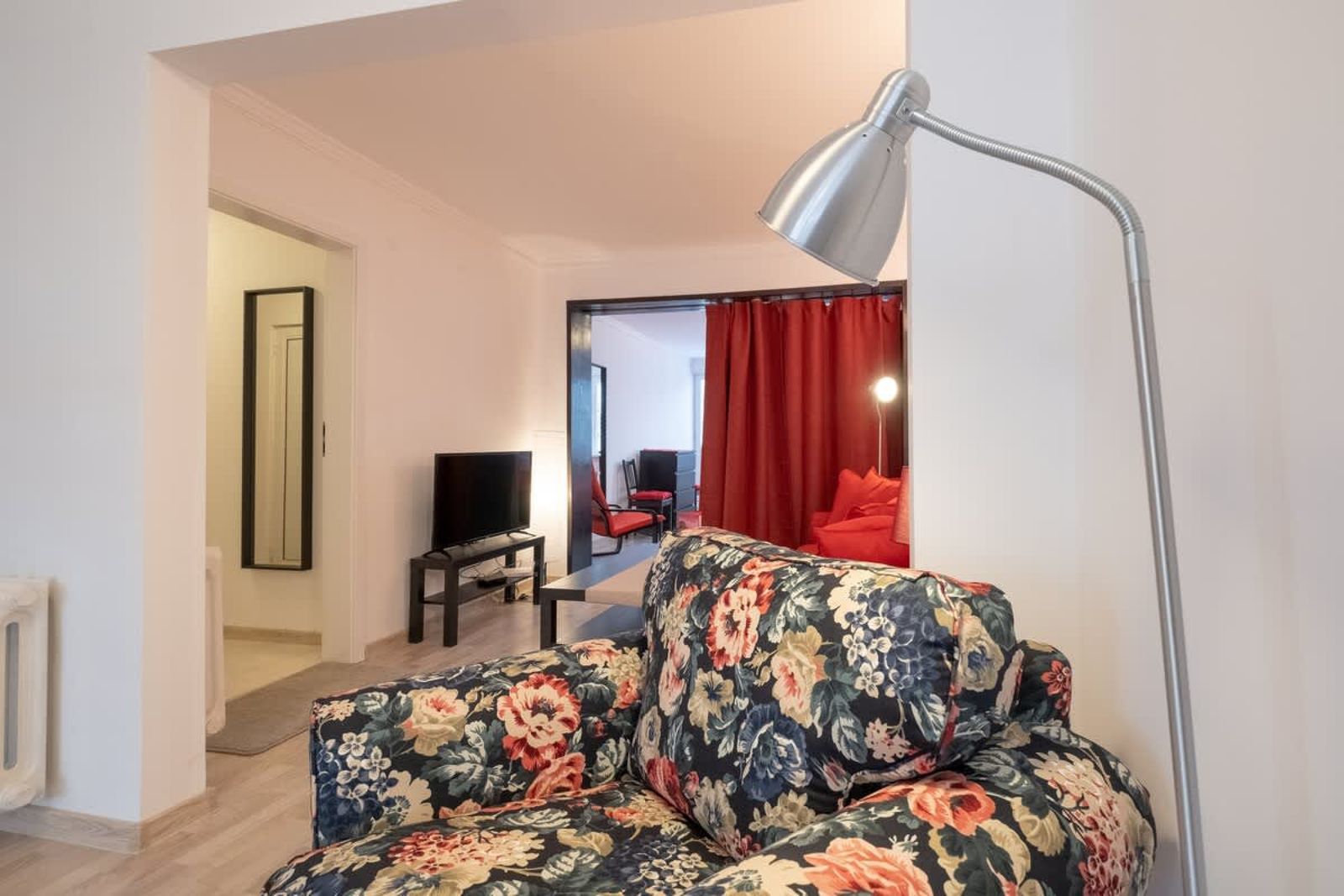 LZ Spacious One Bedroom Apartment in Top Centre - Photo 10