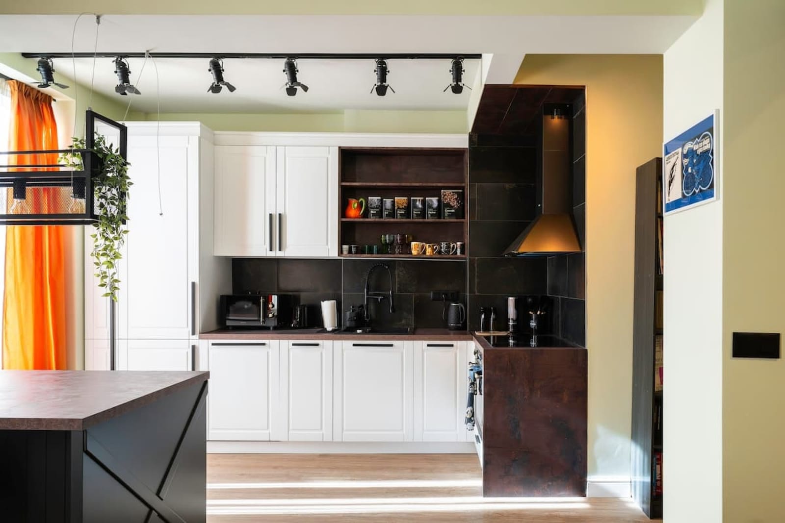 Urban Charm &amp; Comfort - Chic 2BD in Prime Location - Photo 5