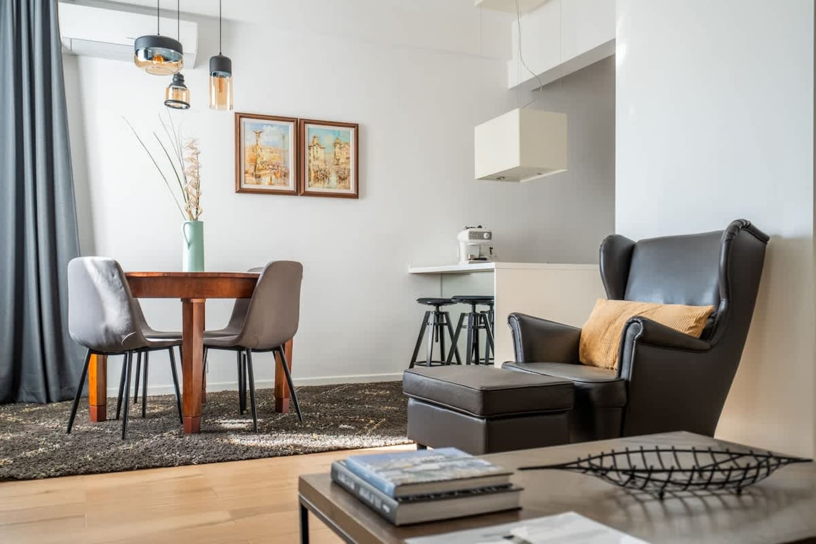 Elegant Getaway Near Iconic Eagles' Bridge - Cover Photo