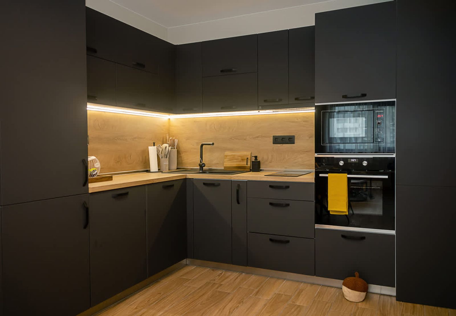 Cozy 1-Bedroom with Sea View &amp; Parking - Photo 11