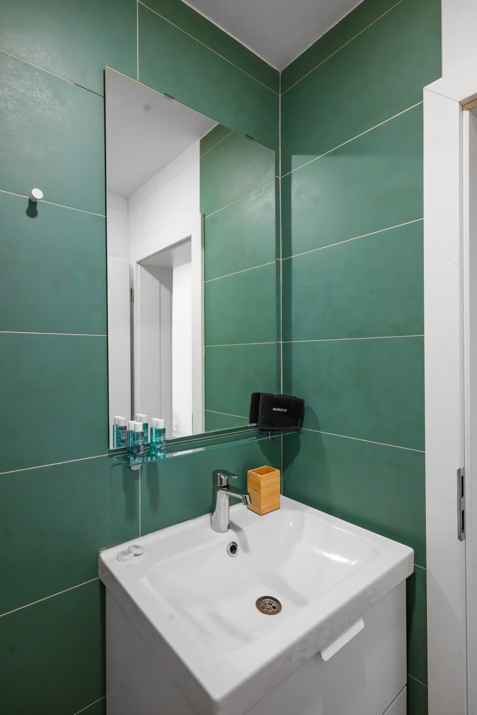 Charming 1BD Apartment Next to Women's Market - Photo 13