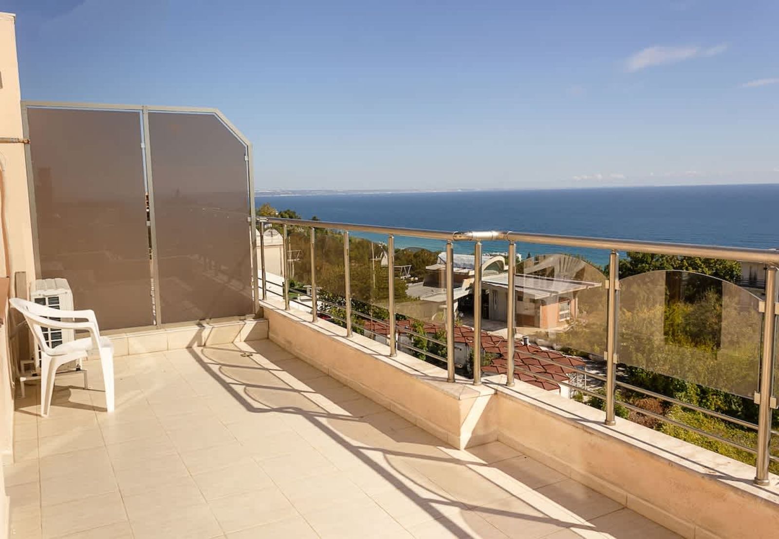 Spacious 3BD Flat with Large Terrace &amp; Sea View - Photo 5