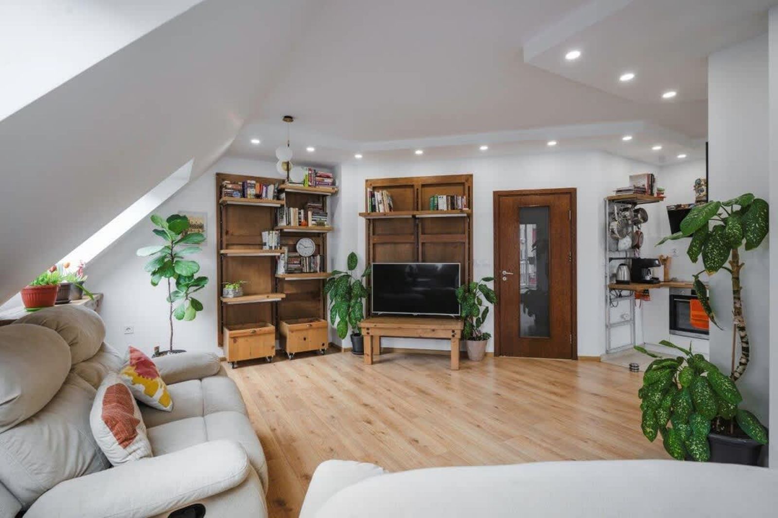 Charming &amp; Cozy 2BD Apartment with Natural Light - Photo 6