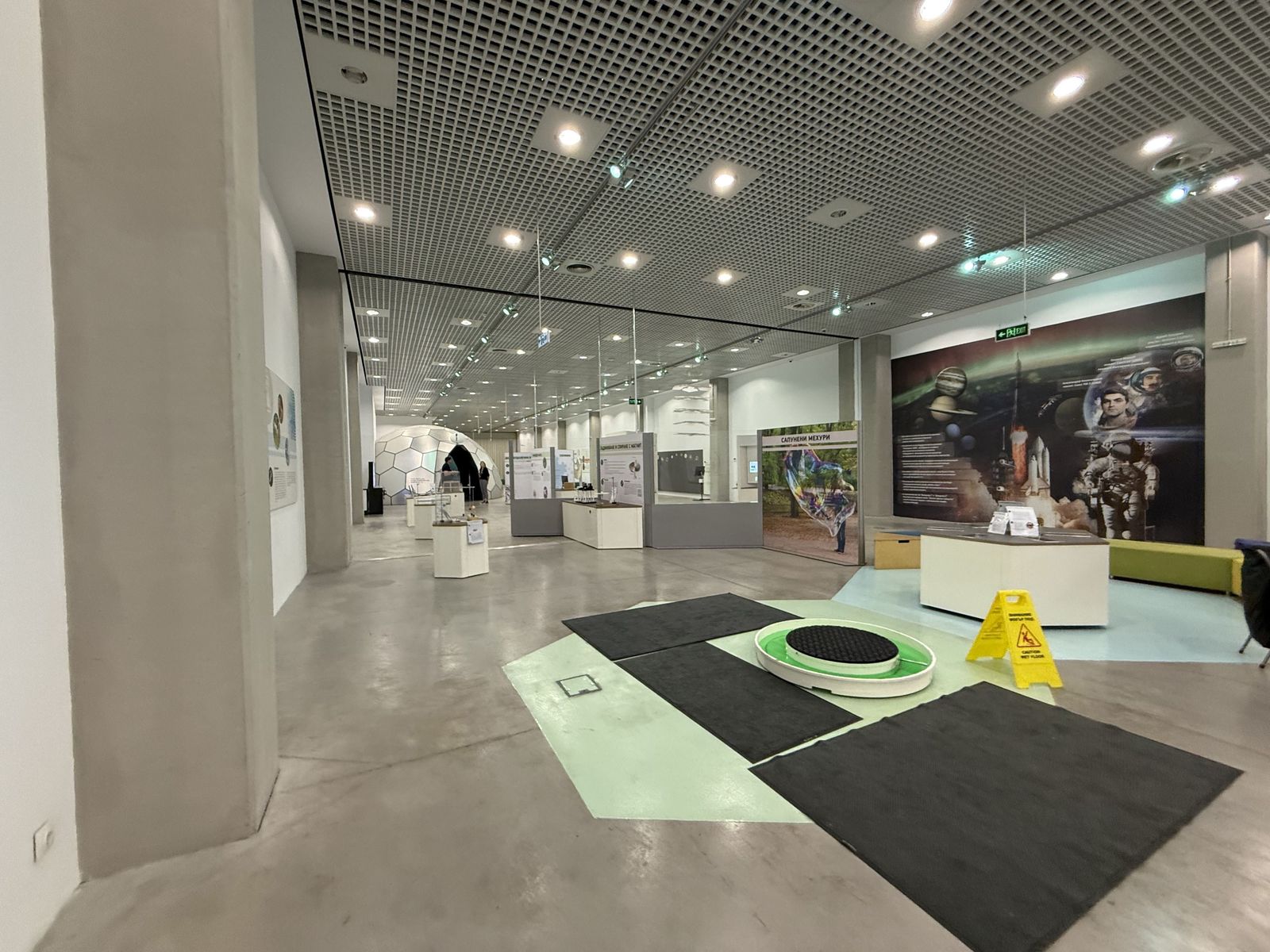 A science Museum with modern interior - Photo 13