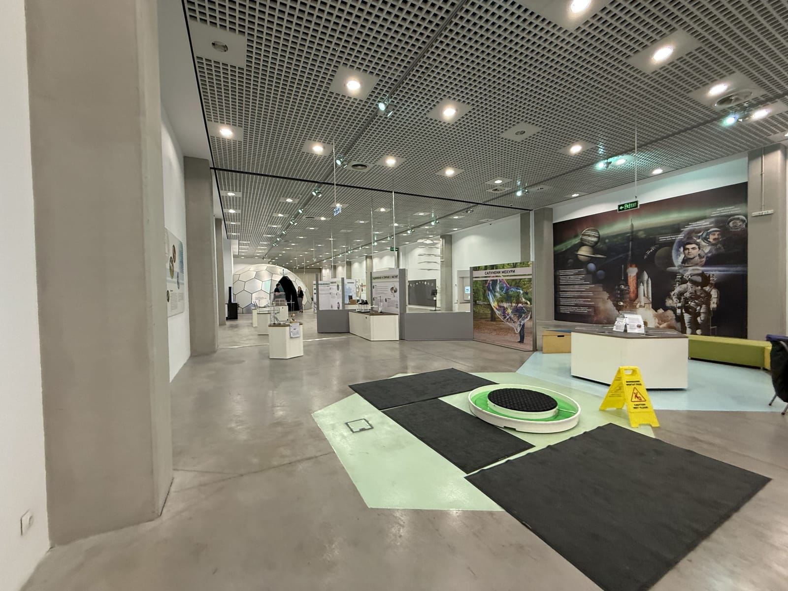 A science Museum with modern interior - Photo 13