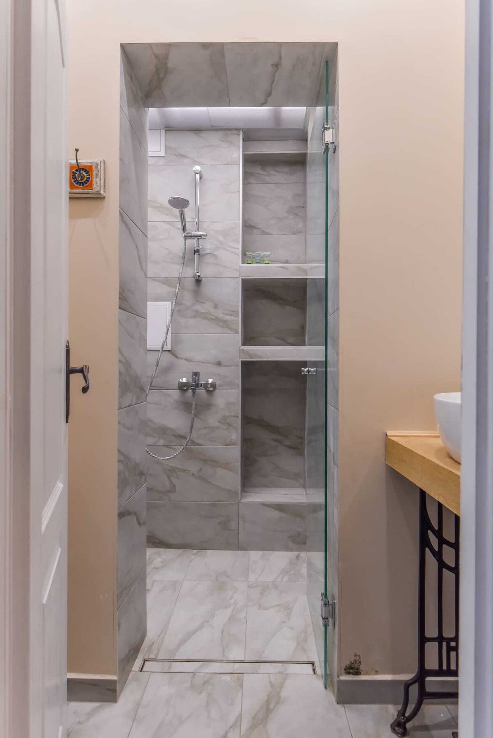 Spacious vintage 2BR, 2bath apartment - Photo 13