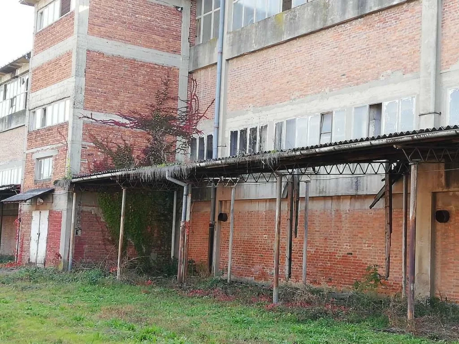 Beautiful Abandoned Factory - Photo 21