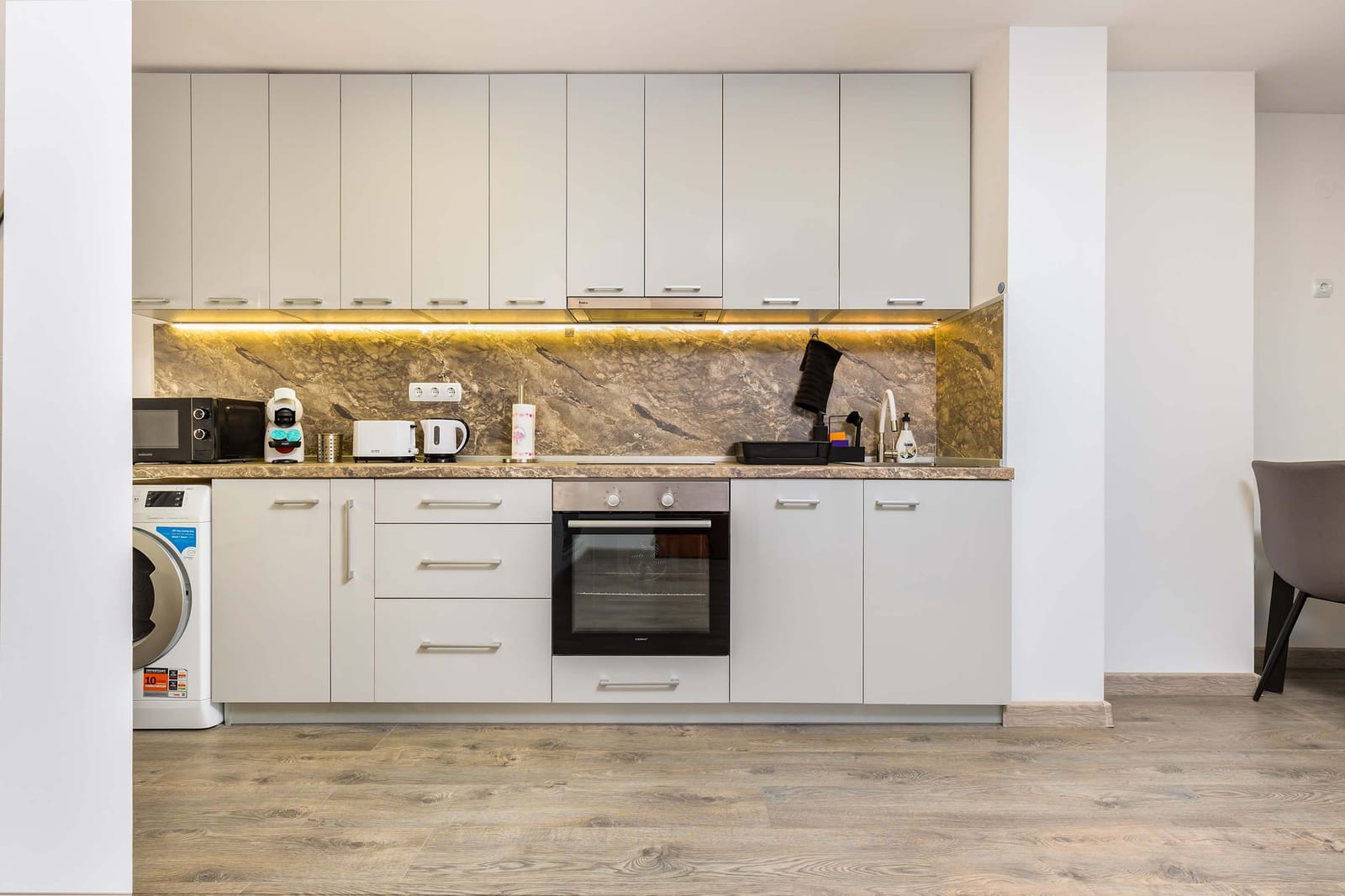 Top-Floor Flat with Balcony - Photo 6