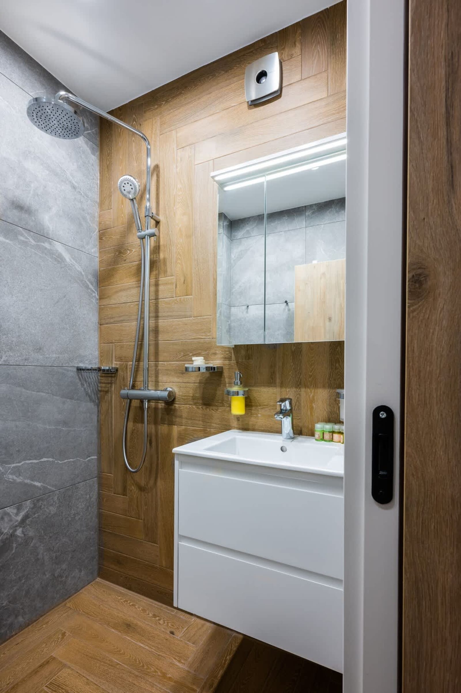 Marble Essence: 2BD Retreat in Top City Centre - Photo 17