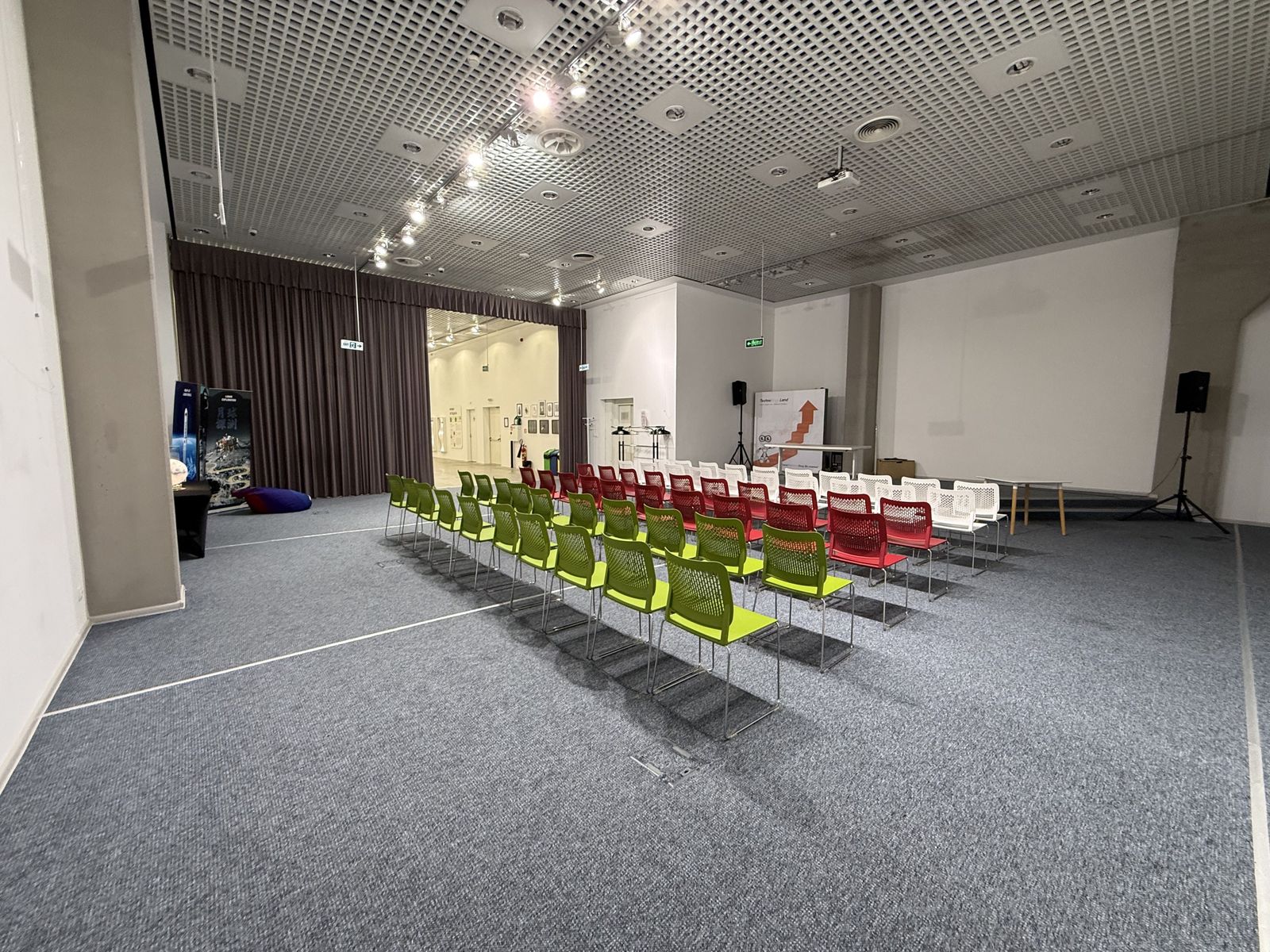 A science Museum with modern interior - Photo 30