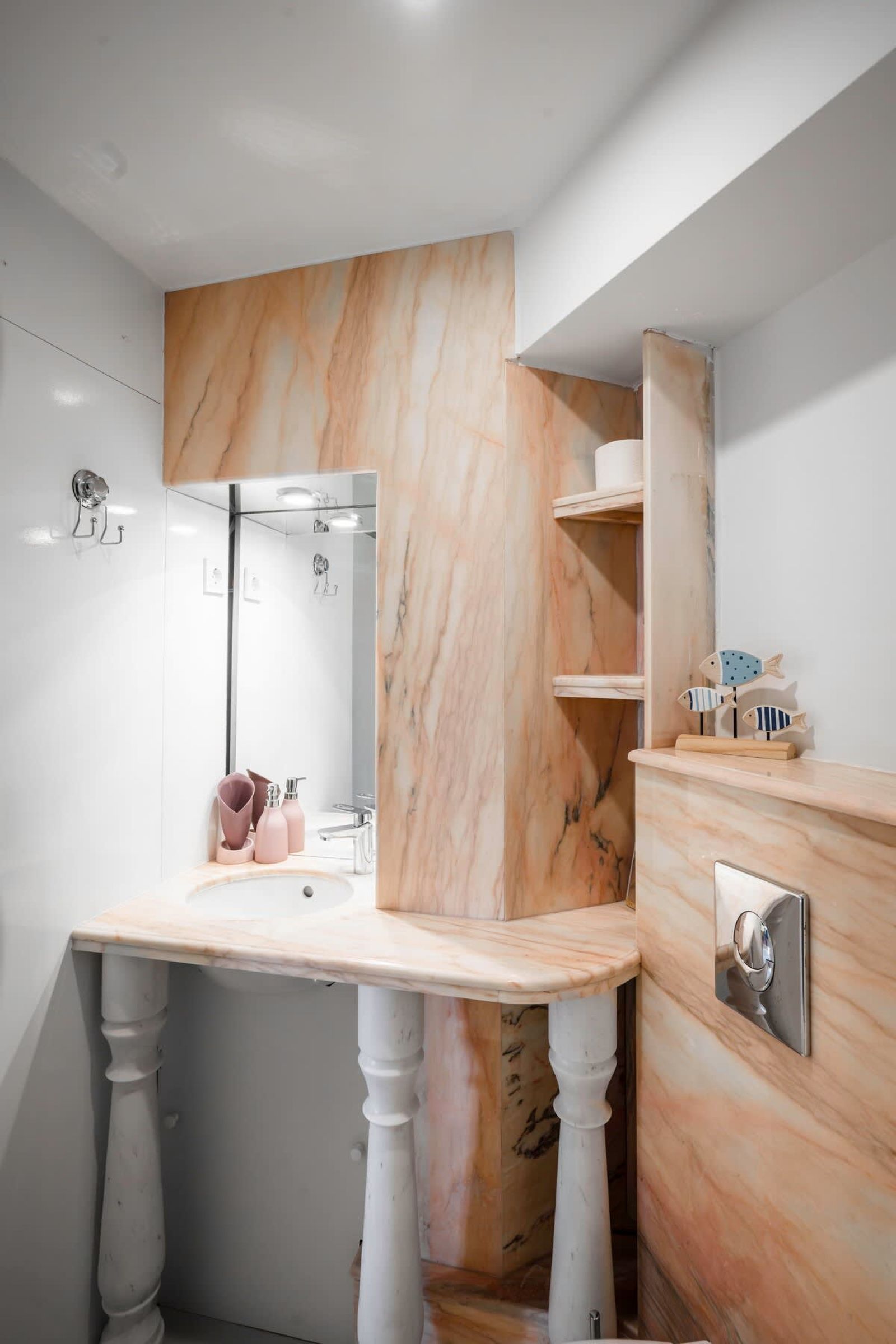 Best Views from Top Central Cozy 1-Bedroom Flat - Photo 14