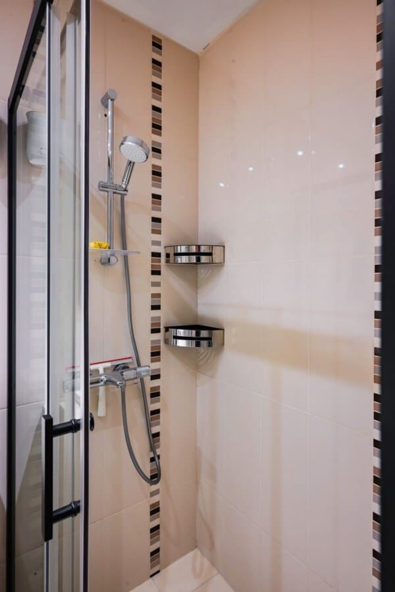 Spacious 2BD Flat with Secure Free Parking - Photo 17