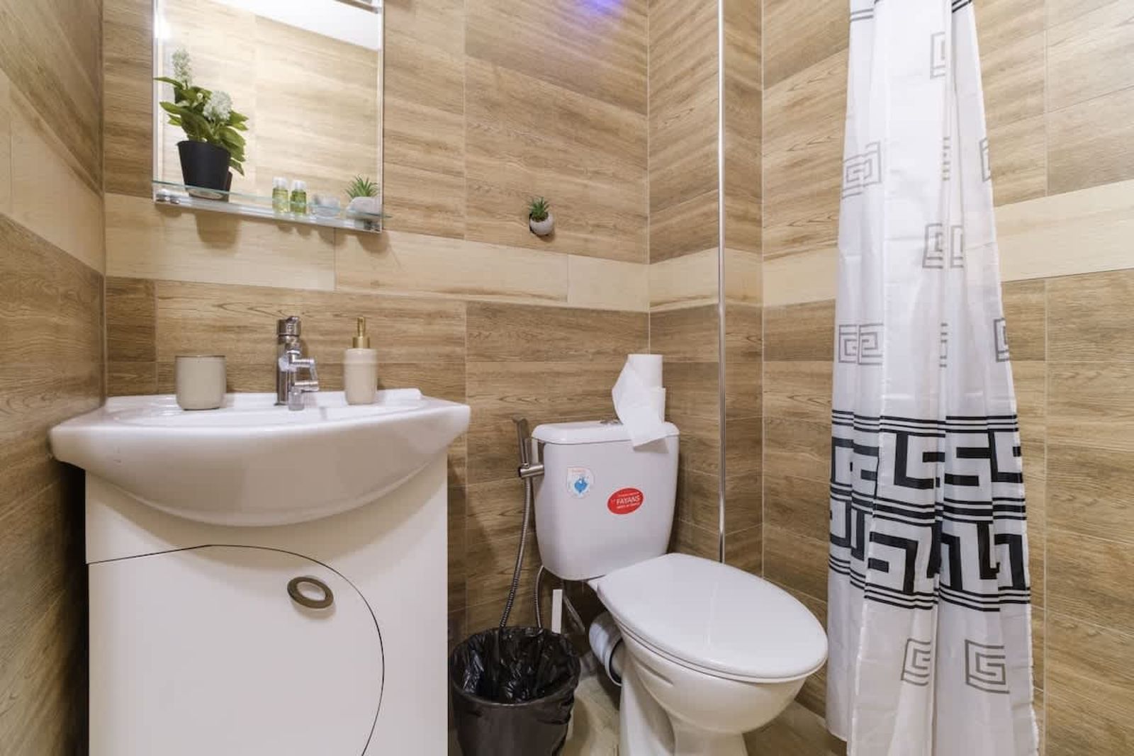 Serene Luxe Oasis Retreat on the Outskirts - Photo 17