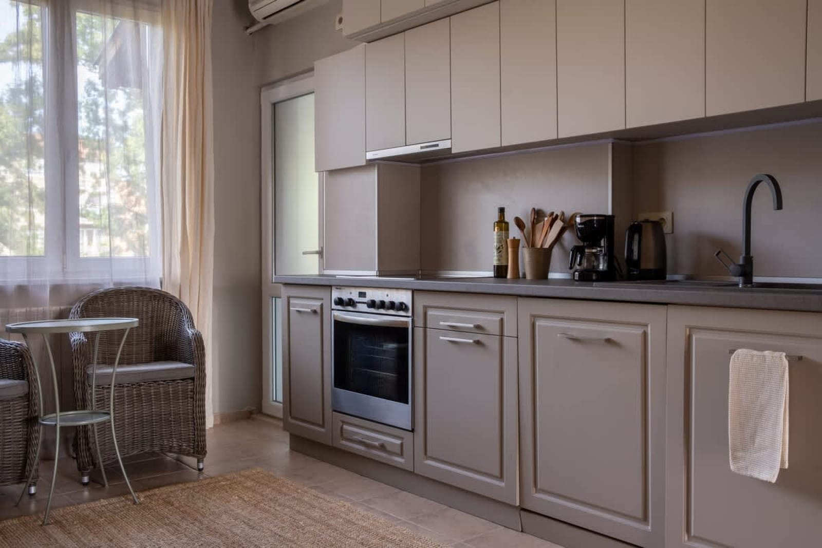 Retro-Chic 1BR Apartment next to Vasil Levski Blvd - Photo 4