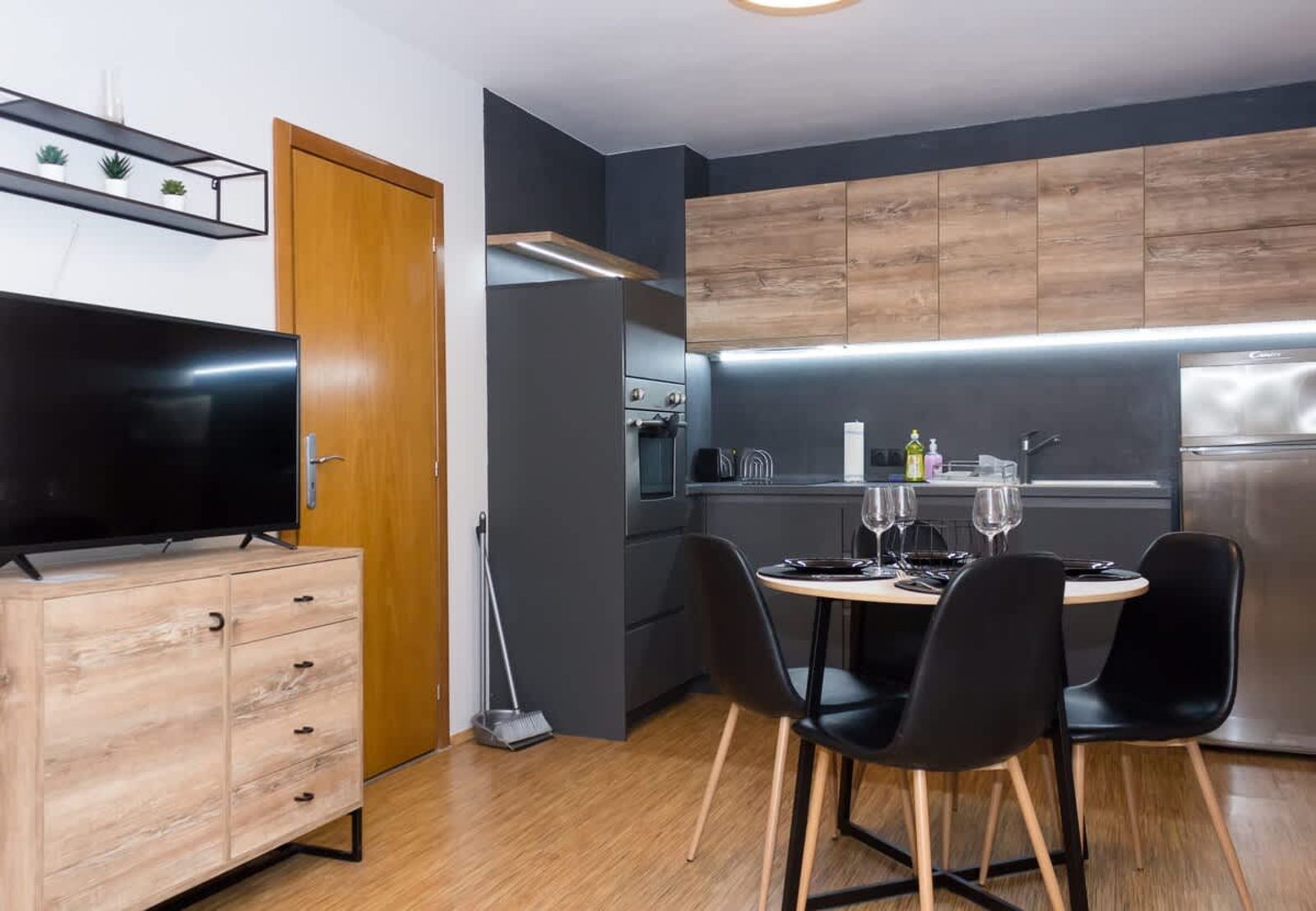 Modern Comfort in Central Varna with WorkSpace - Photo 7