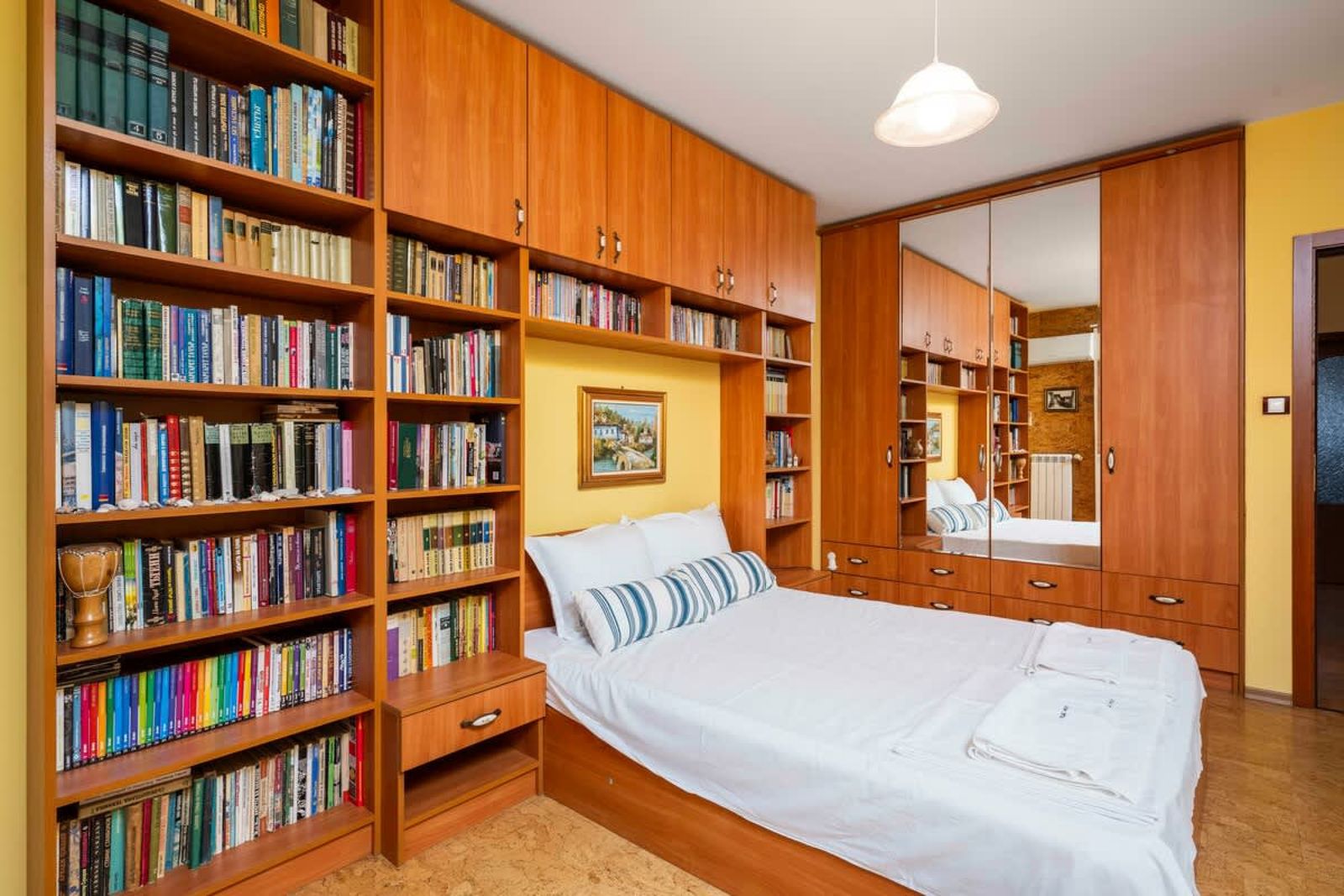 Vintage and Cozy 2BD/2BA Flat in Prime Location - Photo 6