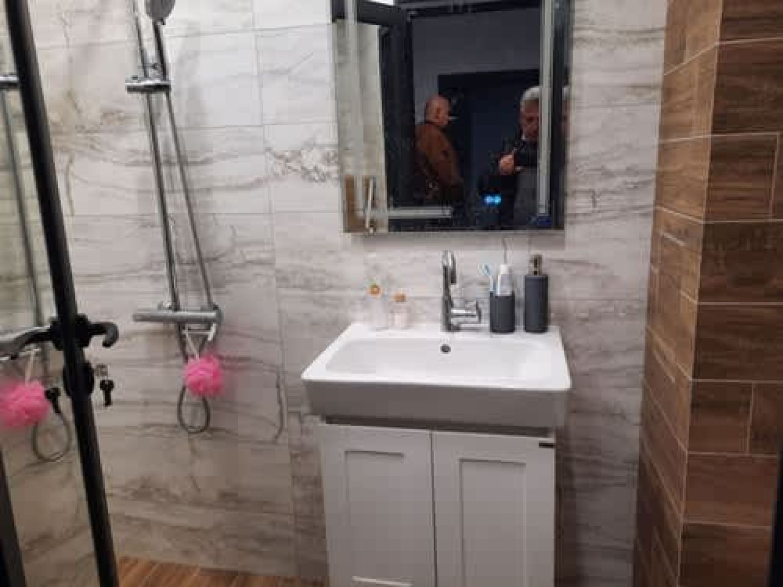 Plovdiv Central: Modern 1BR with Netflix &amp; Balcony - Photo 4