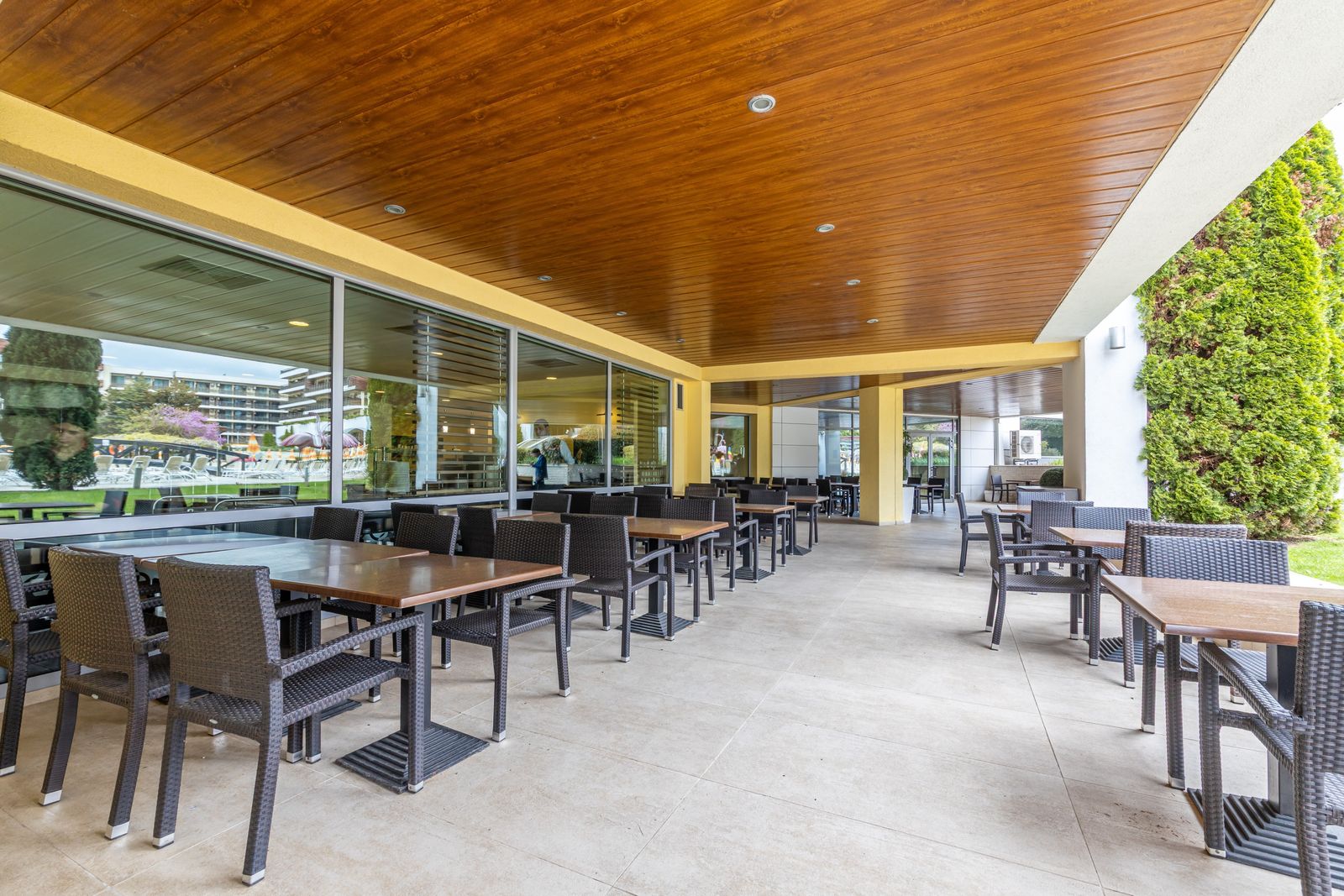 Modern Restaurant in the Flamingo Grand Hotel - Photo 32