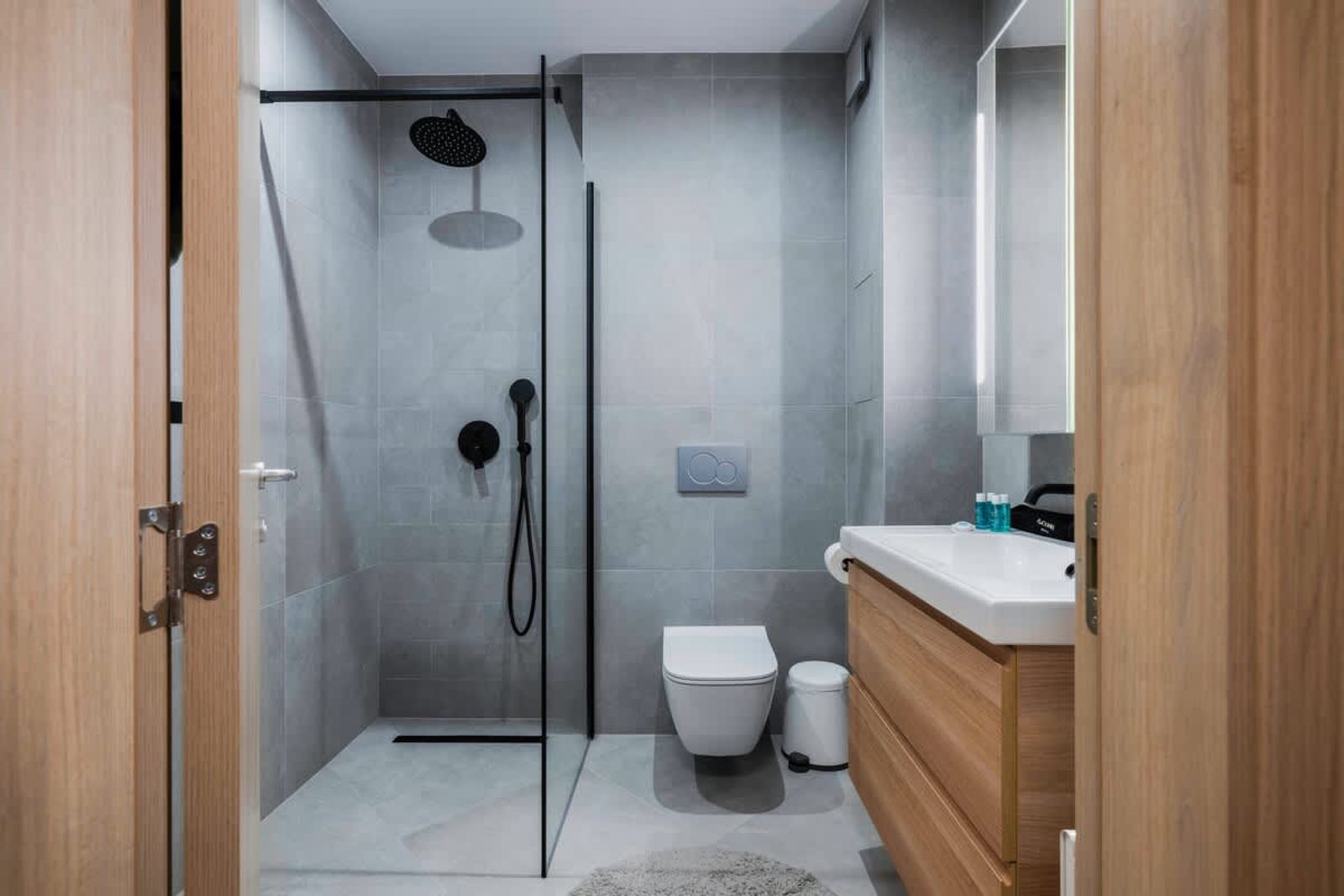 Modern and Central: 1BD Flat with Balcony - Photo 16