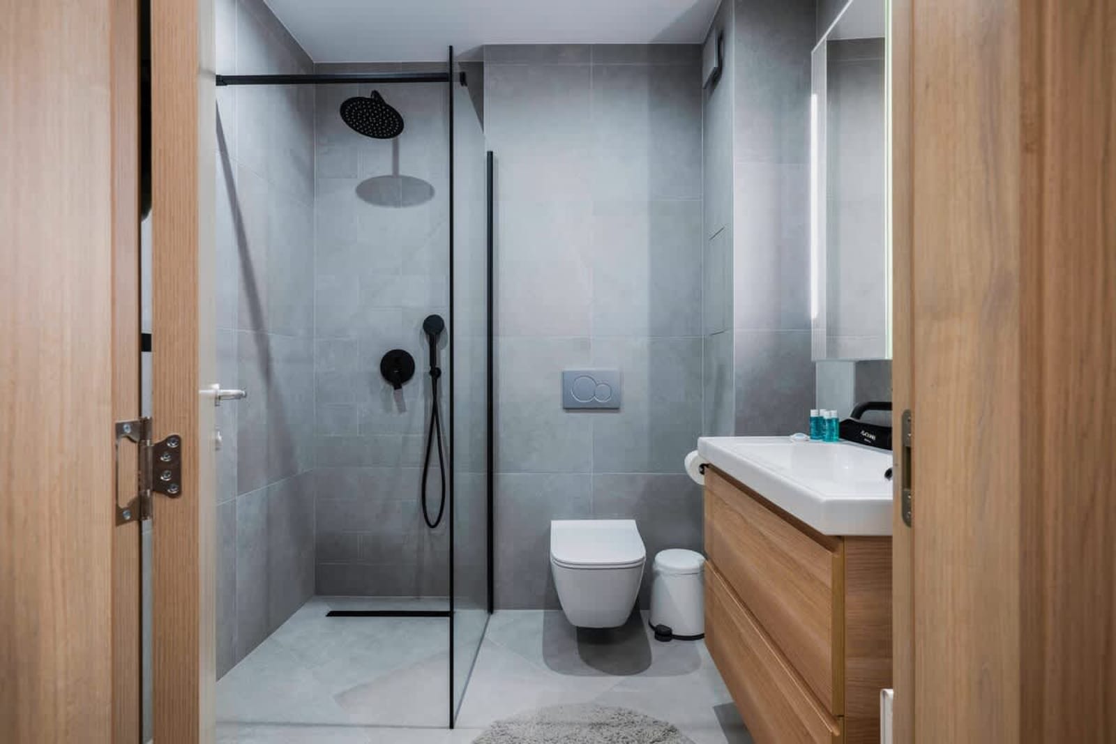 Modern and Central: 1BD Flat with Balcony - Photo 16