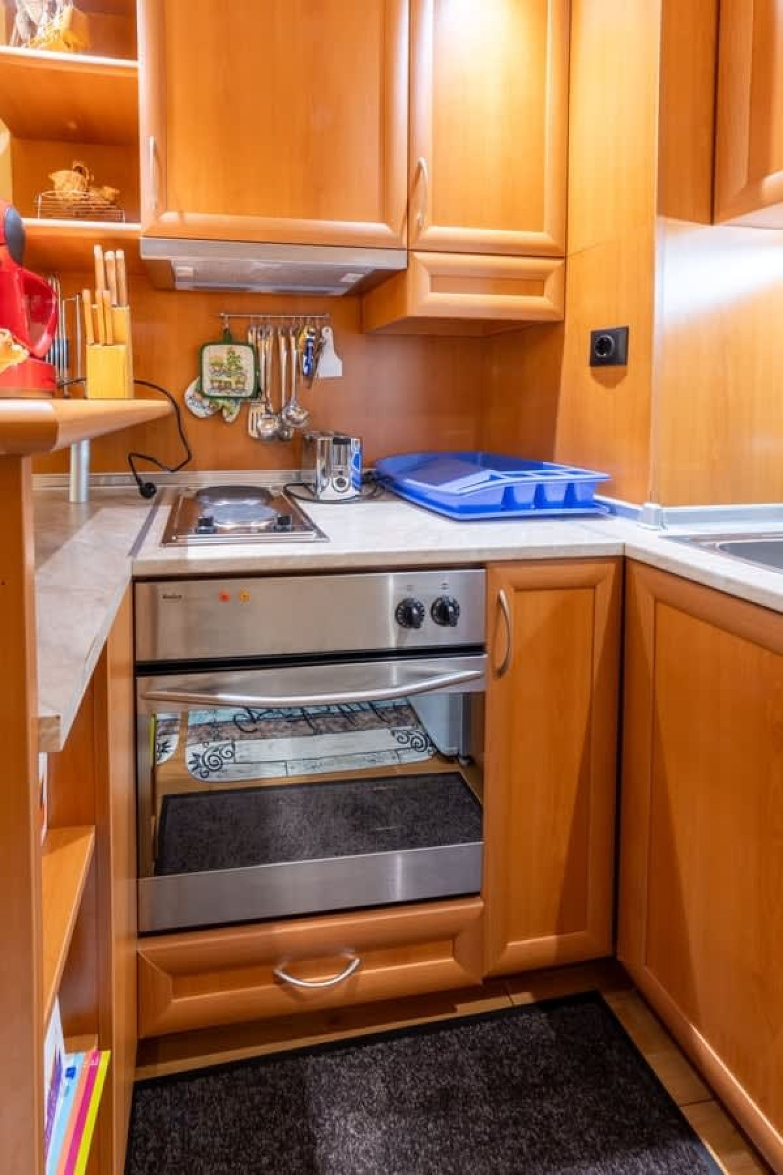 Golden Sands: 1BD Retreat with Free Parking Space - Photo 9