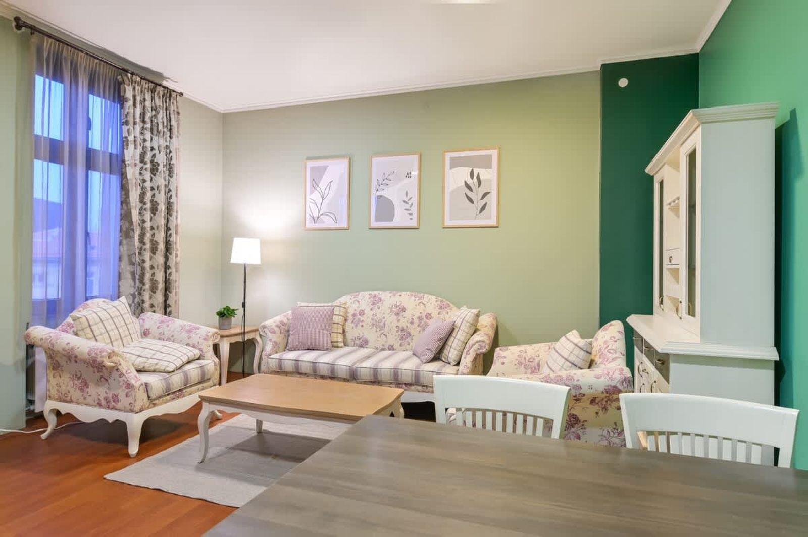 Colorful &amp; Elegant 2BD Flat – Premium Central Stay - Photo 17