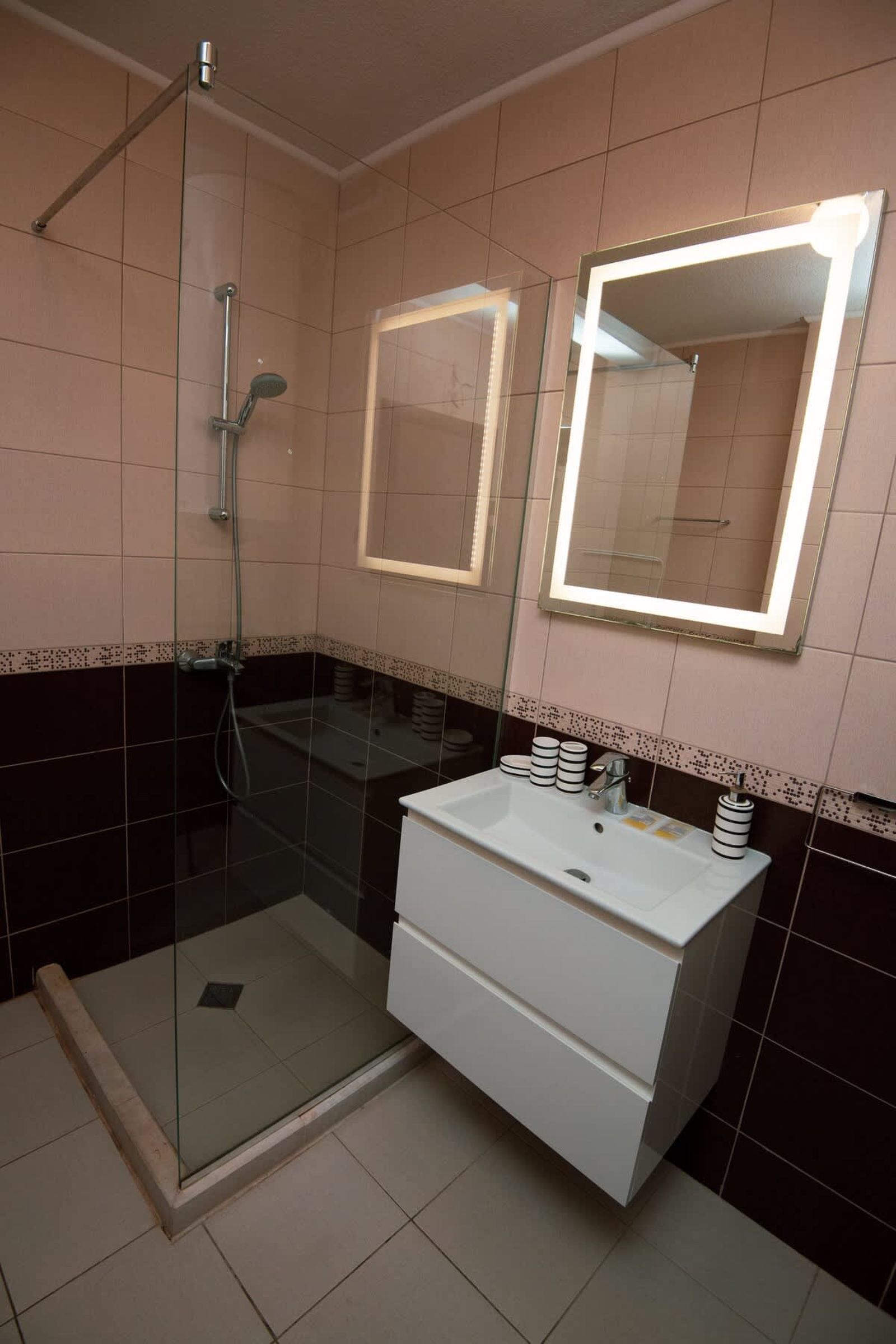 Romantic Getaway 1-BD Apartment with Sea View - Photo 15