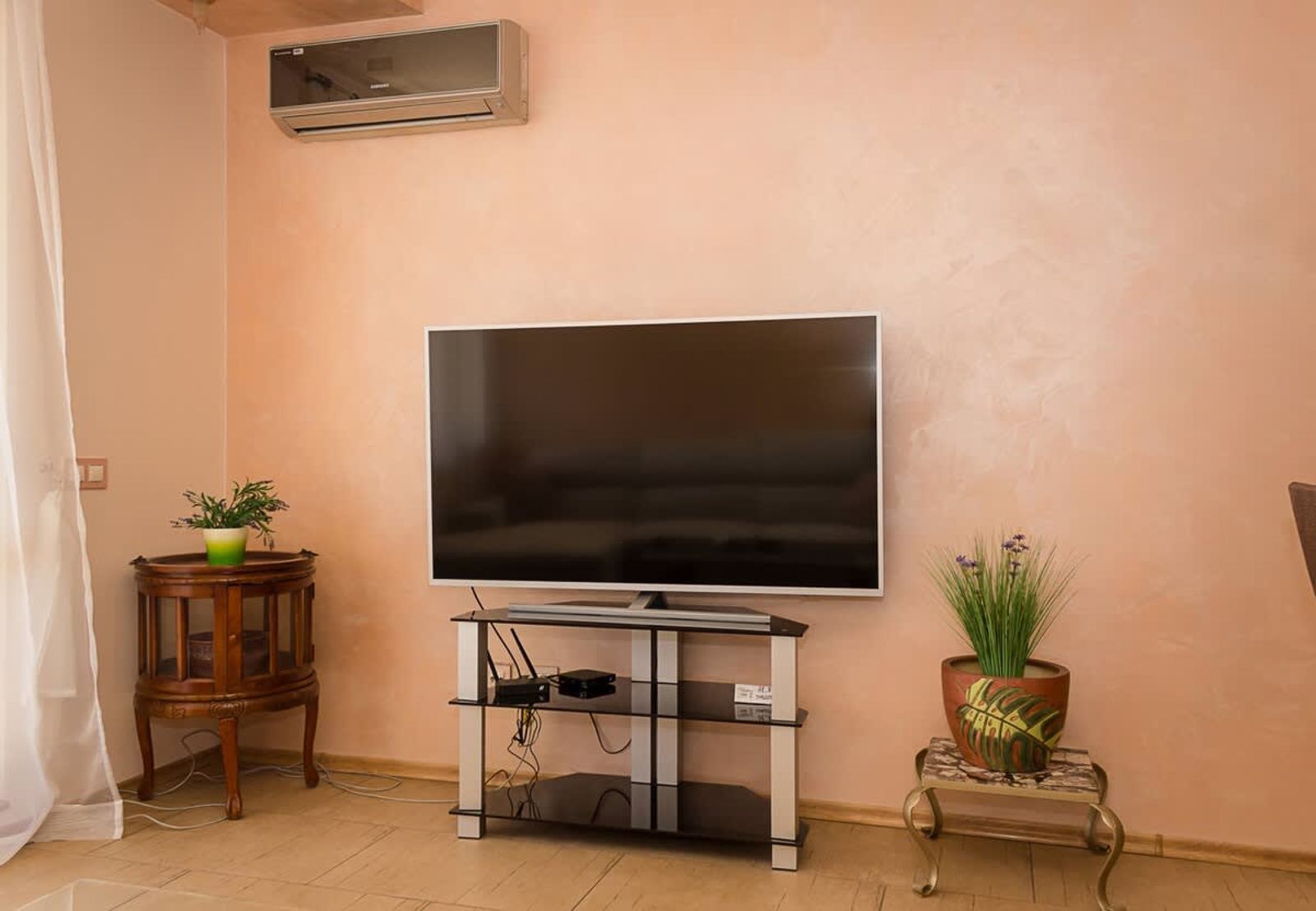 Varna Gem: 2BD Flat with Sunny Balcony - Photo 10