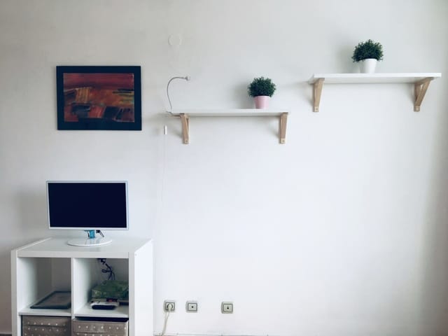 Tony's Sunny Rooftop Studio - Photo 4