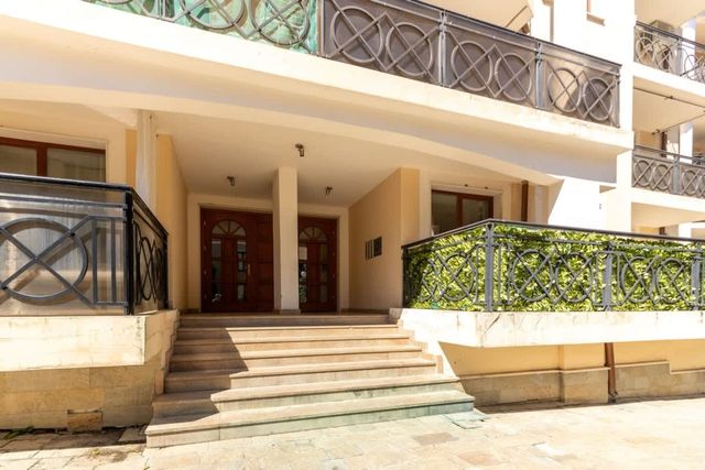 Golden Sands: 1BD Retreat with Free Parking Space