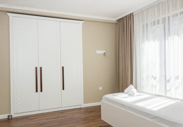 2BD Home In The Heart Of Varna with Parking - Gold