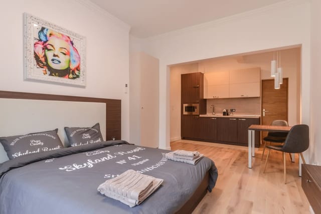 Mocca & Cacao Studios - Crystal Garden, Center