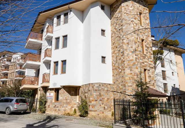 Modern Flat with Parking - St Constantine & Helena