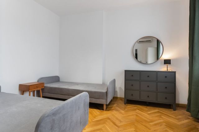 Industrial 2BD Flat | 3 Min to Metro &amp; Stadium - Photo 3