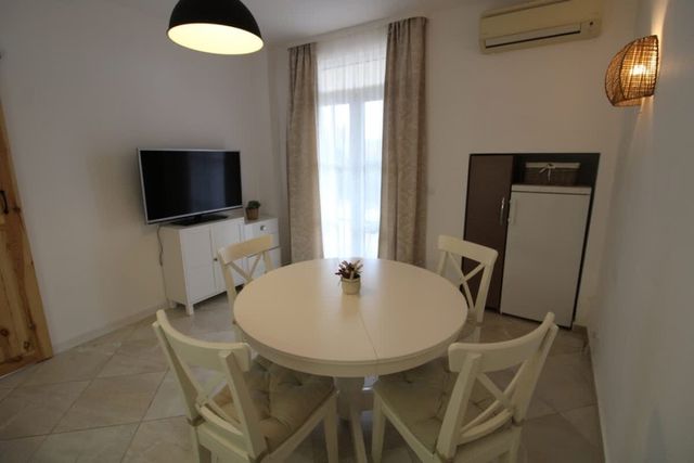 Cozy 2 bedroom apartment in Flores Garden