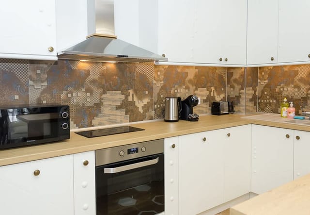 2BD Home In The Heart Of Varna with Parking - Gold