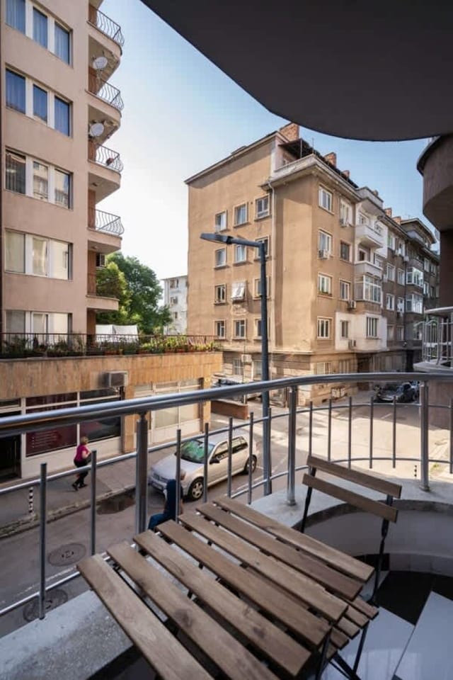 Modern&Central 2-BD with Parking