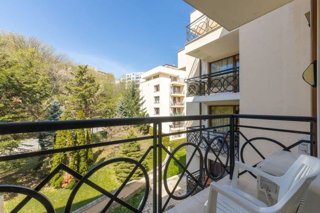 Golden Sands: 1BD Retreat with Free Parking Space