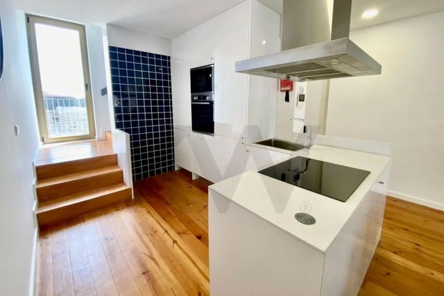 2 BDR & 2 BTHR Duplex with 2 balconies