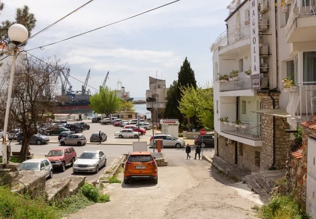 Cozy 1BD Apartment with a Spacious Terrace