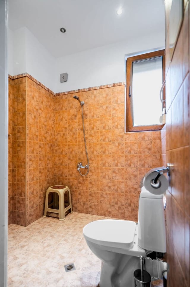 Sofia's Vintage Gem: Spacious 2BD Flat on Solunska