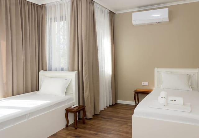 2BD Home In The Heart Of Varna with Parking - Gold