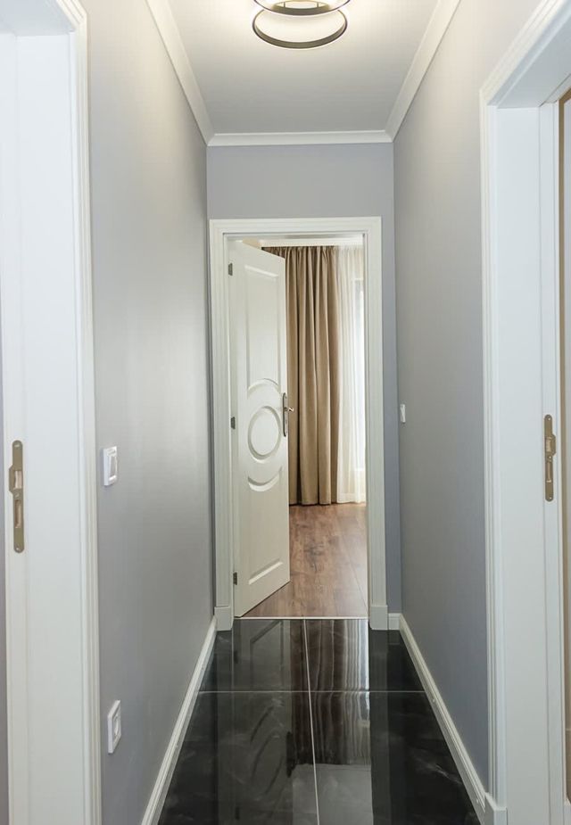 2BD Home In The Heart Of Varna with Parking - Gold