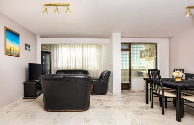 Spacious 2-Bedroom Maisonette in City Centre