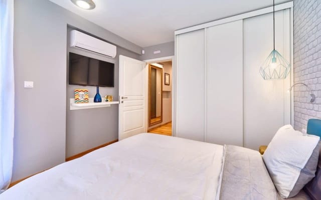 High-end Designer 2BR Aprt + Lift&Balconies