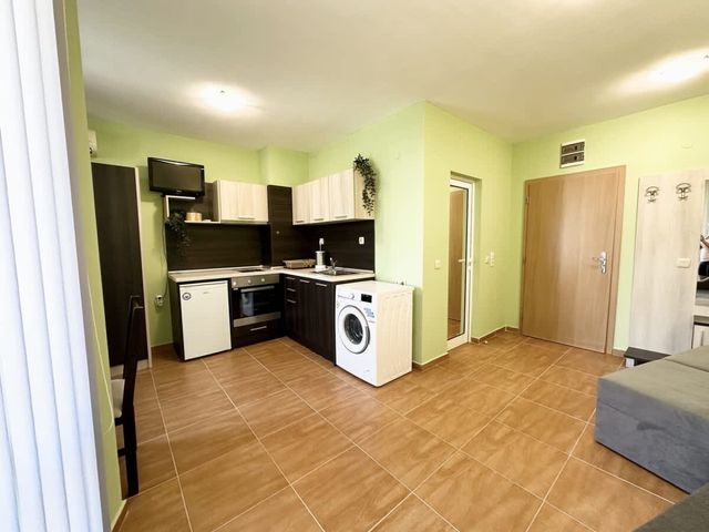 Paradise Dreams Lively Studio with pool view