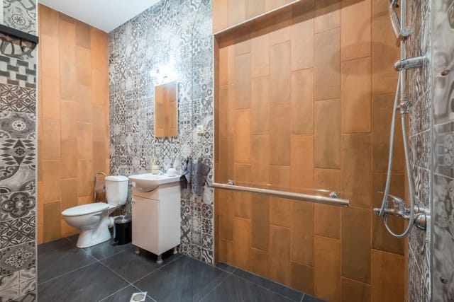 2 BDR & 2 BTHR Funky Apartment / Supreme Location